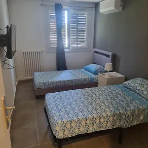 Couette-café Privative Renove 2024, Climatisation, Tramway Sur Place , 12 Min Centre, 16 Min Plage, Apercu Lateral Mer, 2 Wc Avec 2 Salle De Bain, Private Renovated 2024, Air-conditioned , Tram On Spot, 2 Toilets And 2 Bathrooms, Nice